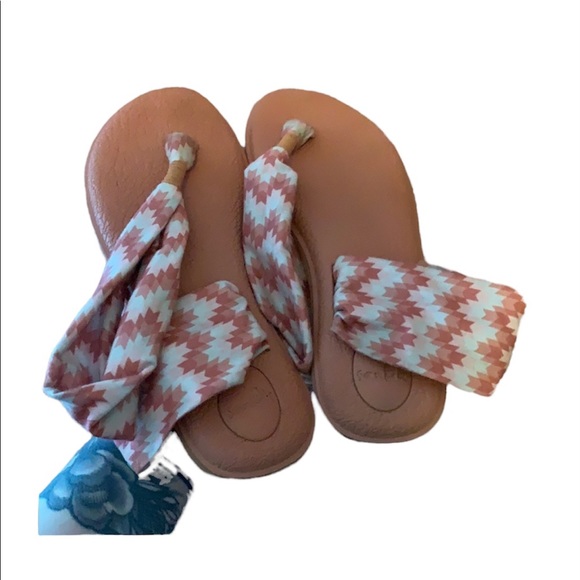 Sanuk Shoes - 5/25Sanuk Coral chevron Sandals